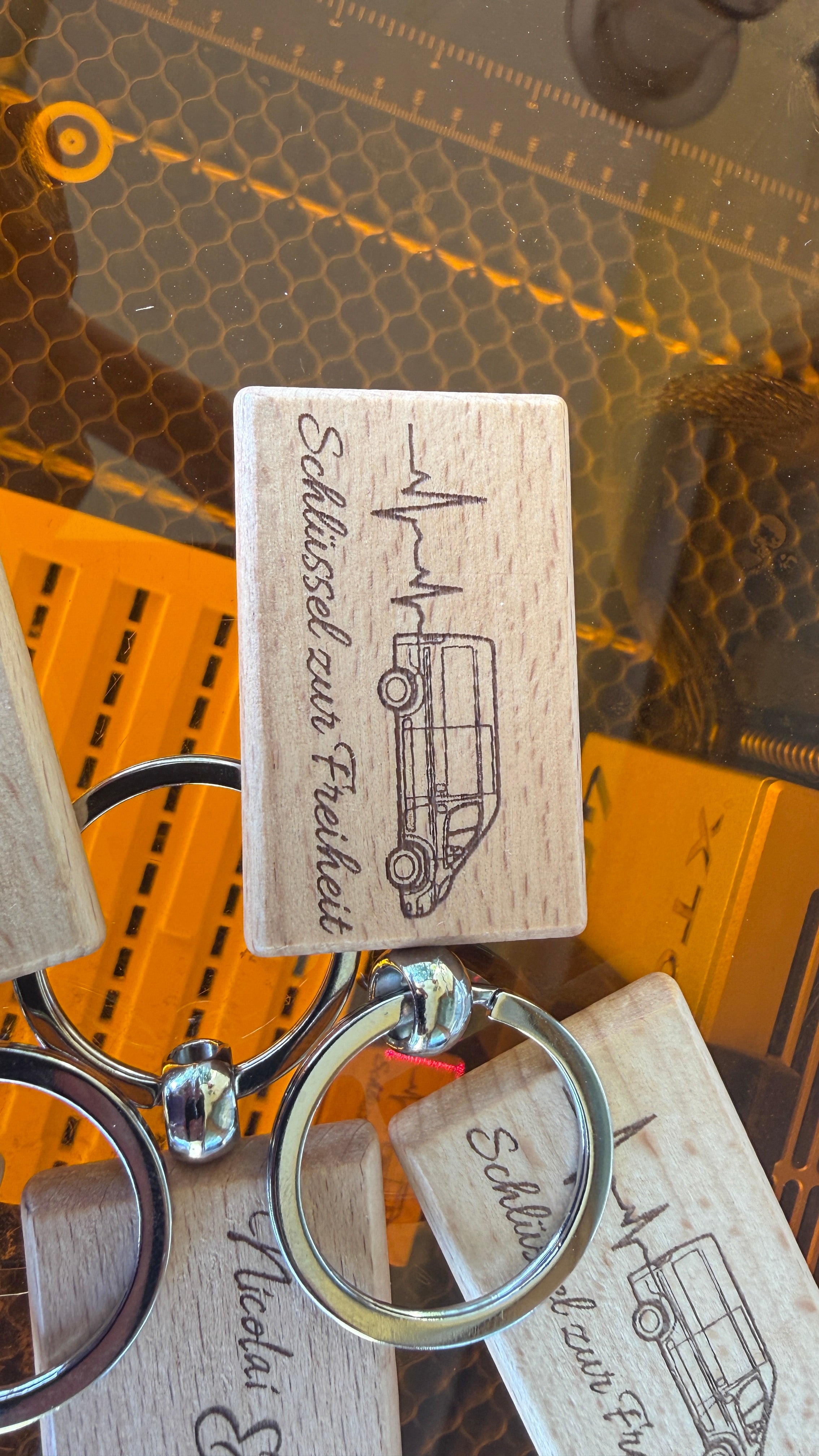 Personalisierter Camper Schlüsselanhänger aus Holz – Vanlife Geschenk mit Gravur – Kastenwagen Design – Geschenk für Camper & Wohnmobil Fans