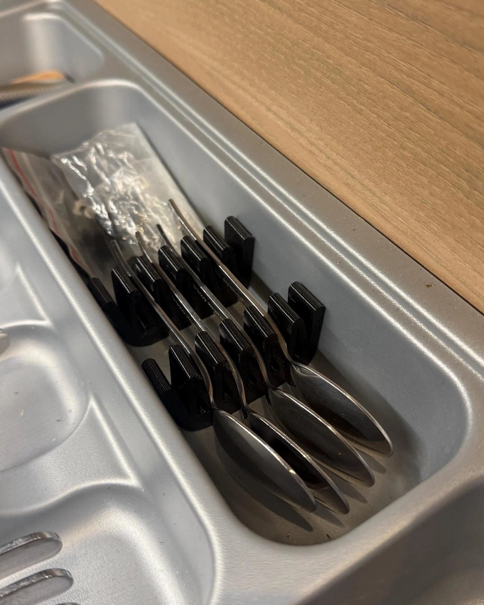 Campervan Besteck Einteiler – Rutschfester Klapperschutz für sicheres und ruhiges Reisen | Aus robustem TPU95 gefertigt