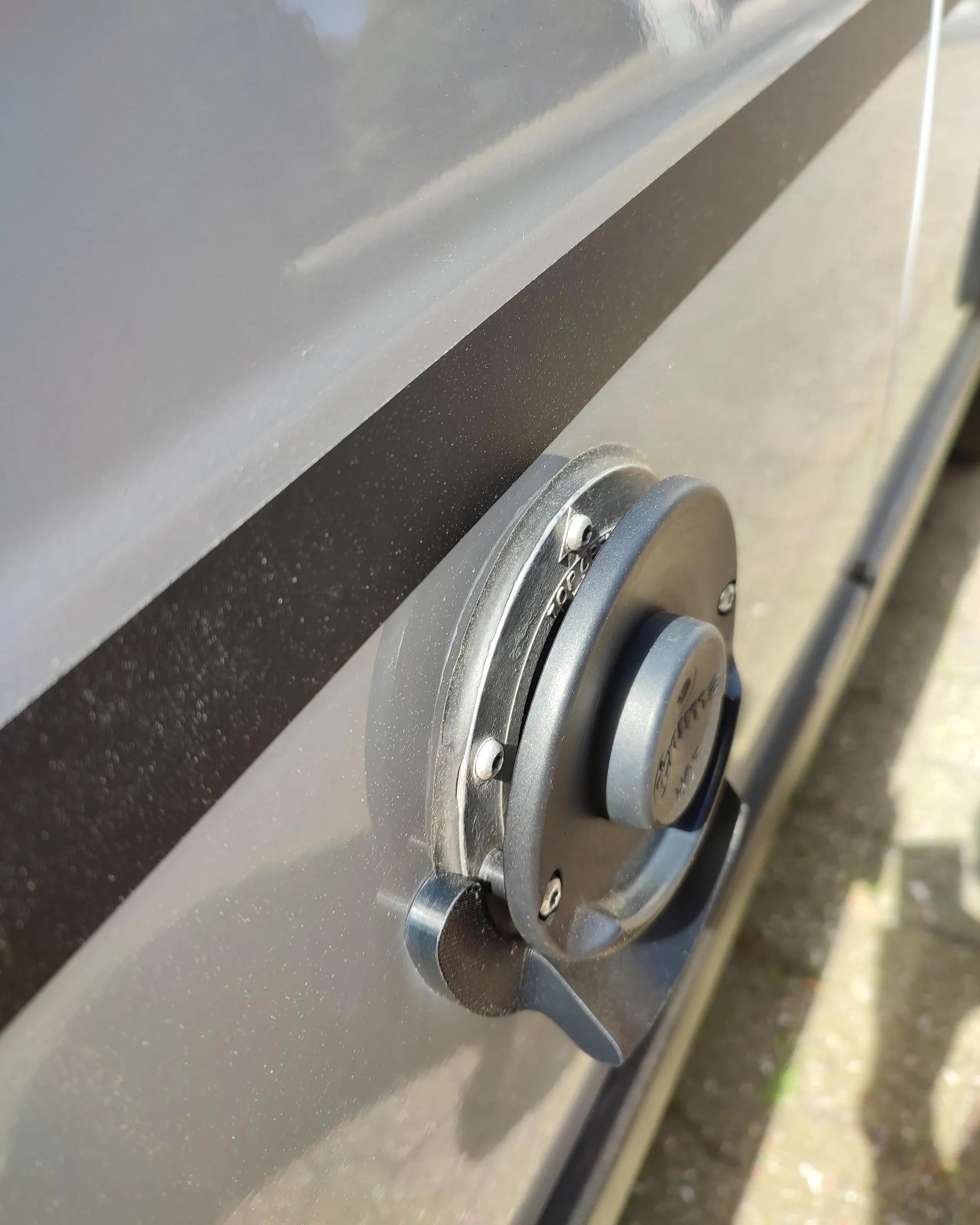 Magnetischer Kondenswasserablauf passend für Truma oder Alde Kamin | Kastenwagen und Campervan | Combi 4 6